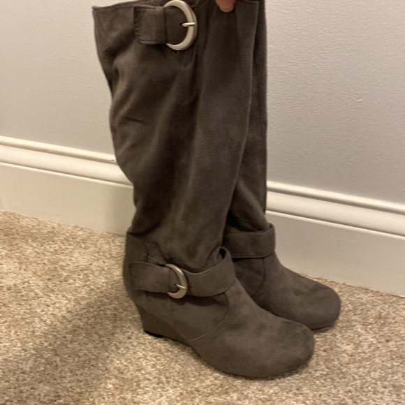 Aldo gray suede wedge boots. Size 7. - Picture 3 of 7